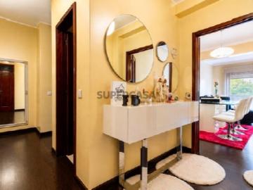 Apresentamos este excelente apartamento T3+1, localizado em pleno centro de Felgueiras, no prestigiado Edifício Santa Ovaia