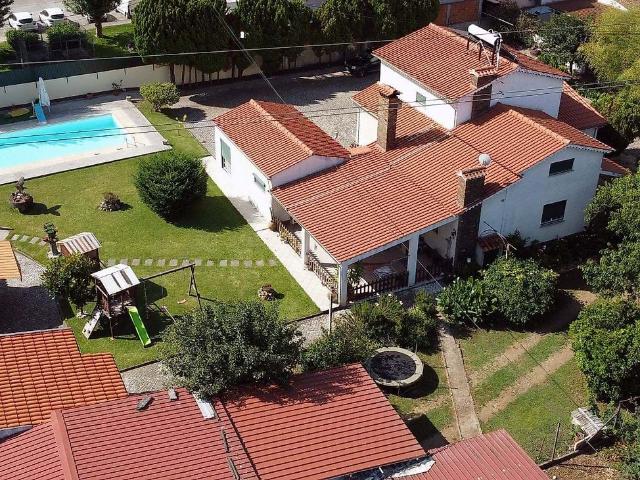 Apresentamos uma exclusiva propriedade urbana situada na promissora cidade de Lousã, Coimbra, ideal para viver com a família ou para investidores que procuram valorização patrimonial, rendimento turístico ou exploração multifuncional