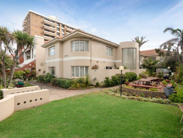 'Apsley' Beachfront Art Deco Apartment with Timeless Appeal