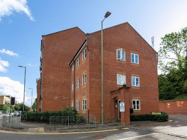 Apsley HP3, Hemel Hempstead, 1 bed flat to rent, £1,275 pcm | PrimeLocation