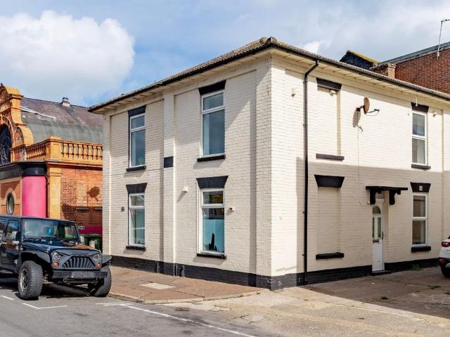 Apsley Road, Great Yarmouth 3 bed semi detached house to rent £900 pcm £208 pw