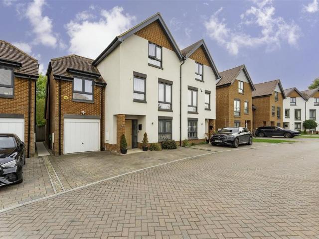 Apsley Walk, Richings Park Iver SL0 4 bed semi detached house to rent £3,200 pcm £738 pw
