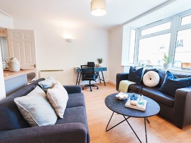 Apt 3, Woodhouse Plaza