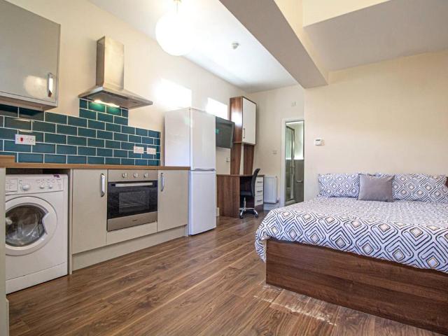 Apt 25, Clarendon House, 20 Clarendon. Studio to rent £750 pcm £173 pw