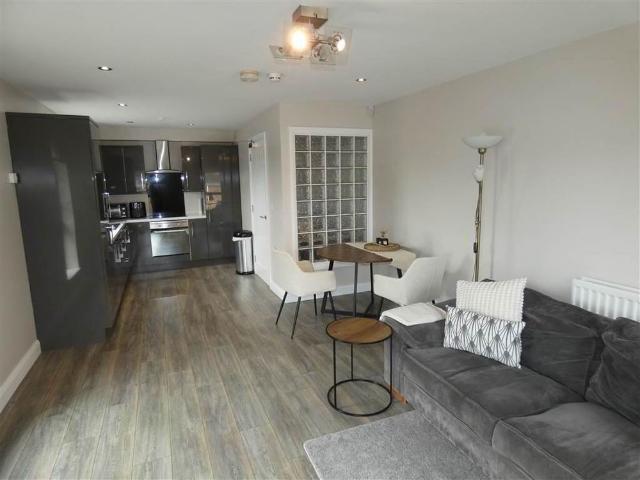 Apt 2, 223a Belmont Road, Belfast, BT4 2AH