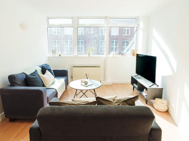 Apt 7, Woodhouse Plaza