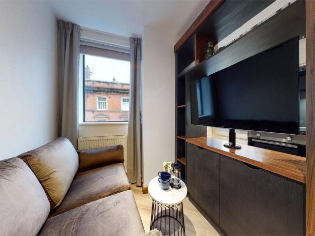 Apt 42, Live Oasis Deansgate