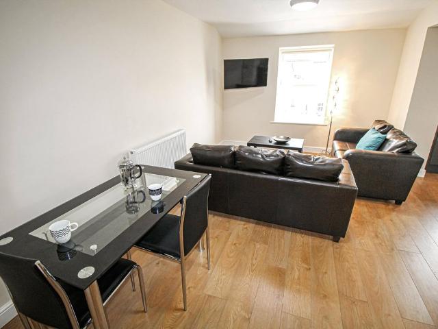 Apt 4, Pavilion House