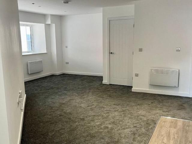 Apt 5 City Point, 23 36 Prospect. Studio to rent £695 pcm £160 pw