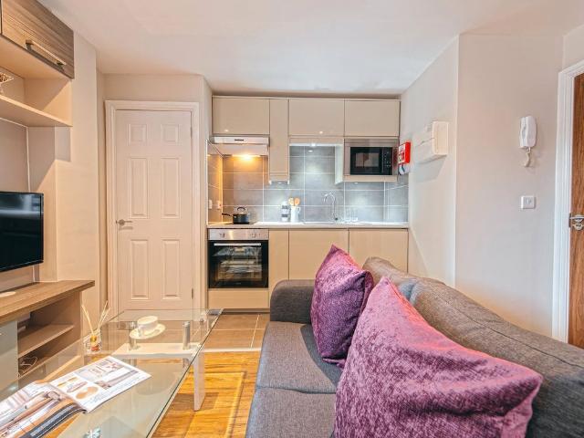 Apt 6, Eagle House