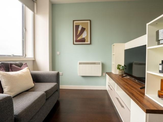 Apt 71, Piccadilly Residence
