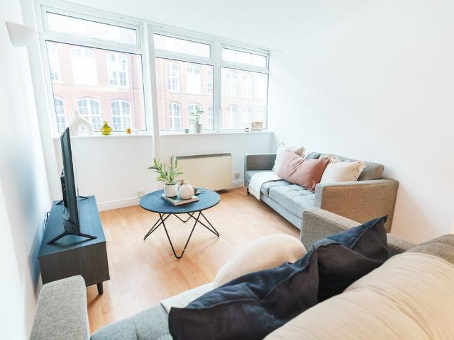 Apt 8, Woodhouse Plaza