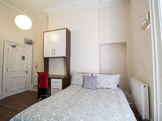 Apt 8, Clarendon House