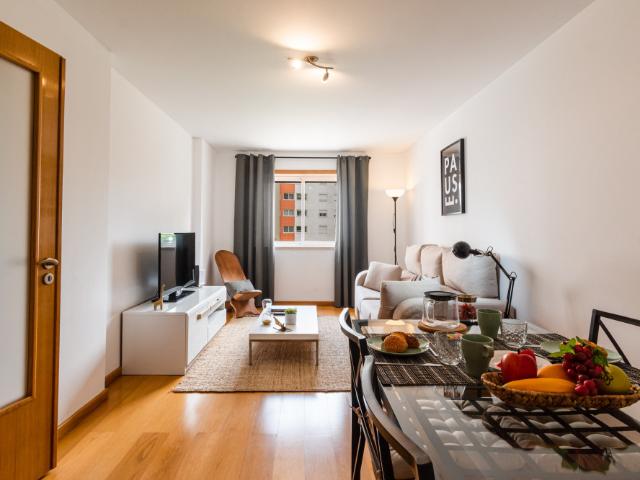 Apt com um quarto. Garagem. Quinta das Conchas