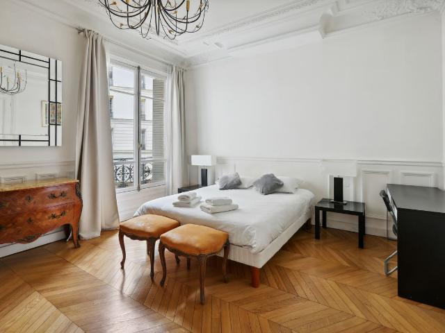 apt climatisé luxury Champs Elysées, Paris Amsterdam Apartments for Rent
