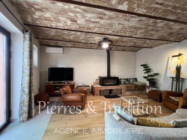 Apt, appartement en duplex enièrement rénové avec cour et parking