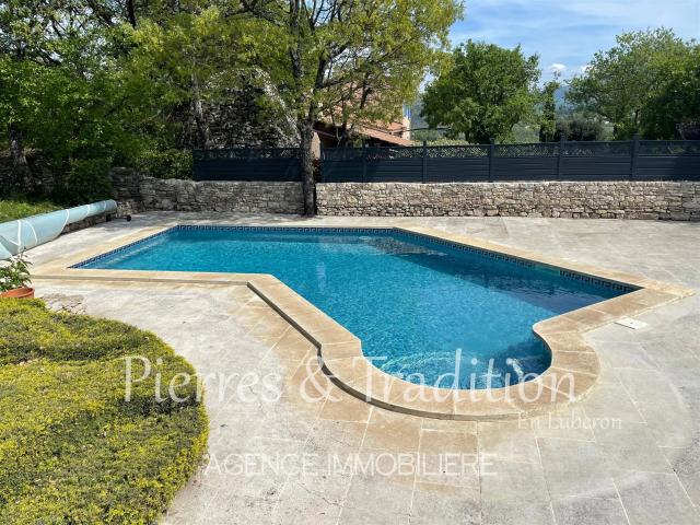APT, belle propriété avec piscine et vue dégagée sur le Lube. 150m² Apt