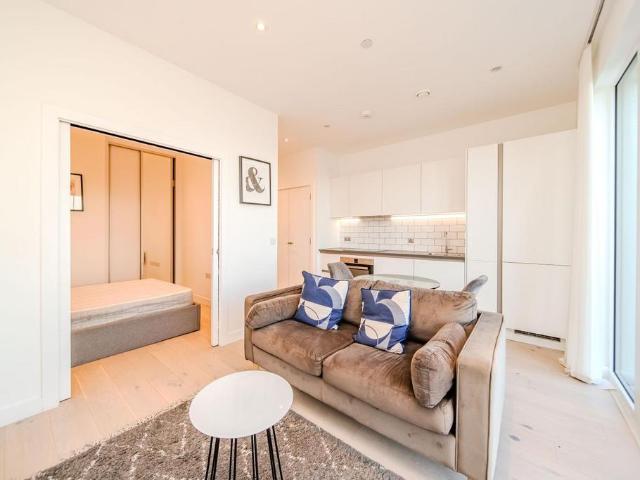 APT PARKVIEW, GREAT WEST ROAD, FLAT. 1 bed flat to rent £1,700 pcm £392 pw