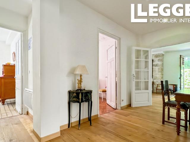 APT RdC de maison 98m² + terrain 150m². 4 pièces, 2 chambres, 1 Sdb, 1 SdD. 3 parkings. A 250m de la mer