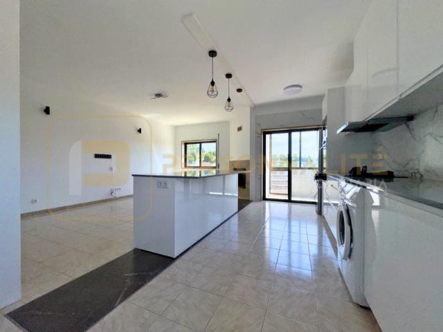Apt. T2+1 Restaurado | Garagem p/ 2 carros | Varanda