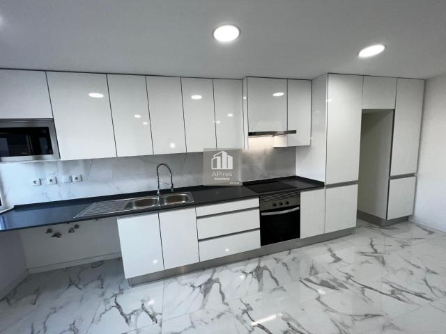 APT T3 totalmente remodelado com 2 varandas