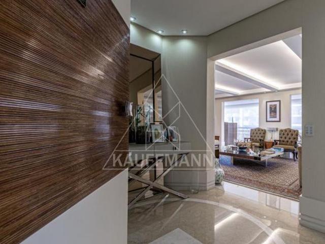 Apto com 401 mts² úteis 4 suites 5 vagas