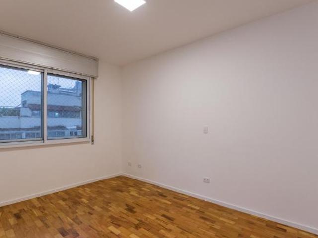 Apto de 2 quartos, 57mts, totalmente reformado, em andar alto, com boa iluminação e pronto para mora