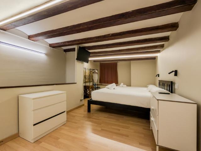 Apto Reformado con Cocina Abierta y Barra