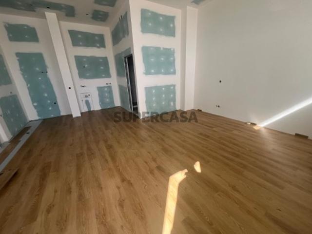 Apto T1 em RC Todo Remodelado, Cozinha Completa, na Zona Calma Residencial de Vialonga, VFX