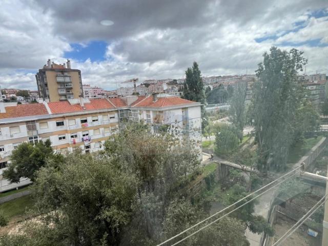 Apto T2 no Cacém Totalmente Remodelado, Ótima localização, Com Varanda e Dispensa