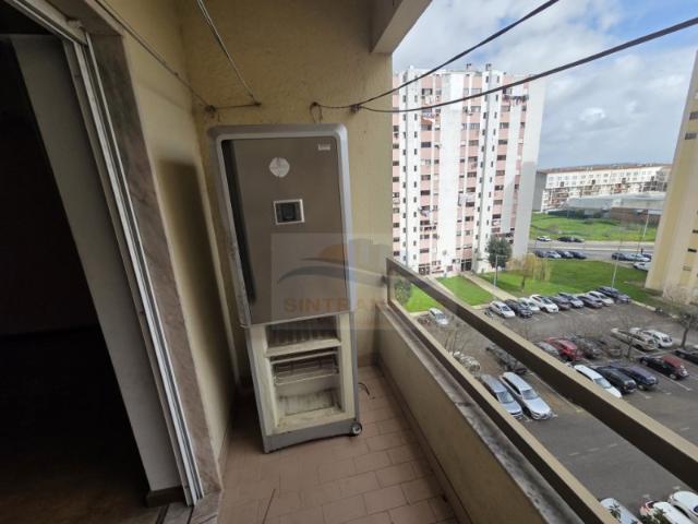 Apto T3 no Carregado Com Amplas Áreas Luz Natural, num 6º andar de um Edifício Com 2 elevadores