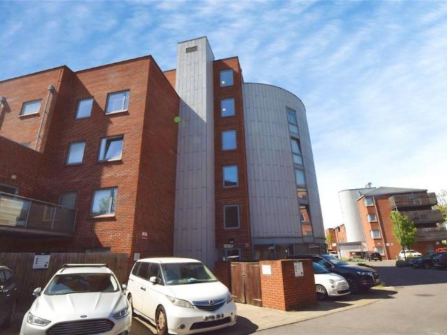 Aqua Court, Serpentine Close. 2 bed apartment to rent £1,887 pcm £435 pw