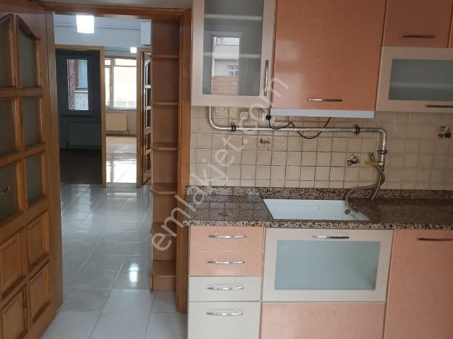 Çarşı Vilayet Meydanında Kiralık 2+1 Balkonlu Ara Kat Daire