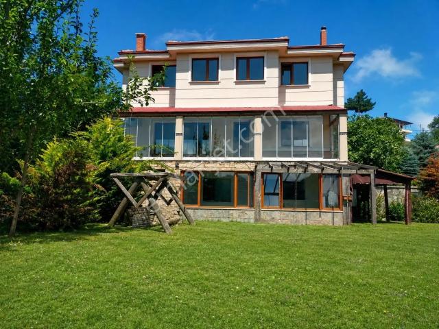Çarşıbaşı Fener Mahallesinde Satılık Tripleks Villa