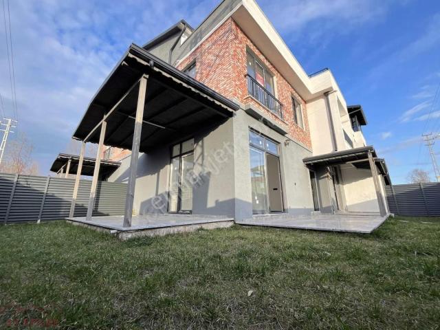 Çarşı Merkezde Mutfak Ayrı 200m2 5+1 Ultra Lüks Tripleks Villa