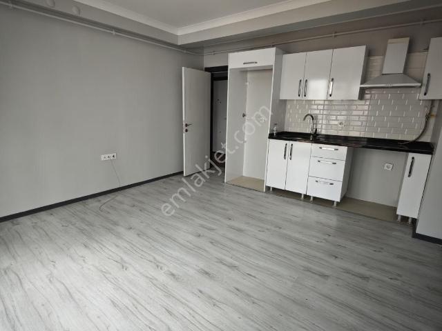 Çarşı Merkezinde Eşyasız Balkonlu 1+1 Daire