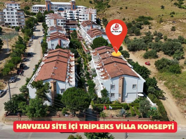Armutlu'da Havuzlu Sitede Deniz Yakını 4+1 Tripleks Villa