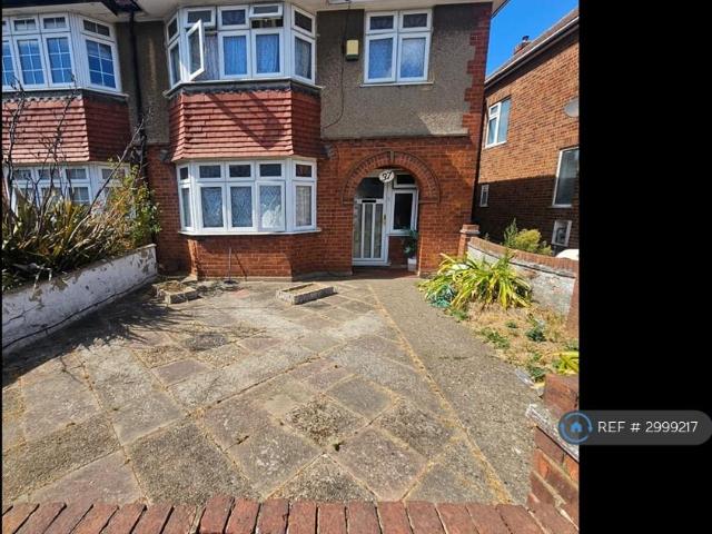 Armytage Road, Hounslow, TW5 3 bed semi detached house to rent £2,395 pcm £553 pw