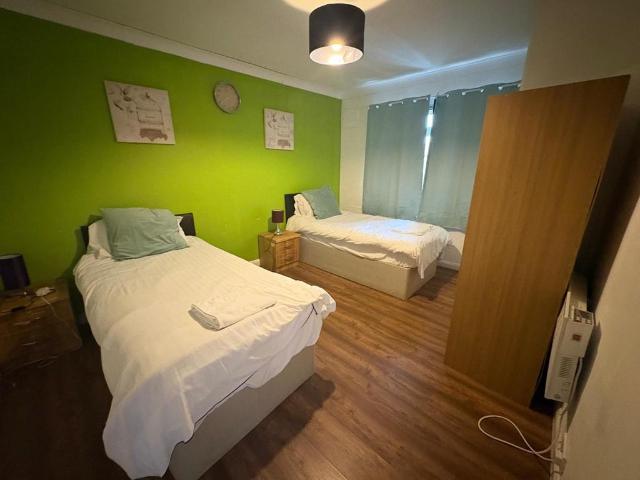 Armytage Road, Hounslow 3 bed apartment to rent £2,200 pcm £508 pw