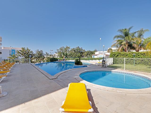 ARMAÇÃO DE PÊRA CENTRAL WITH POOL by HOMING