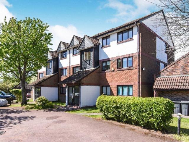 Armada Court, Grays RM16, 1 bed flat to rent, £1,000 pcm | PrimeLocation