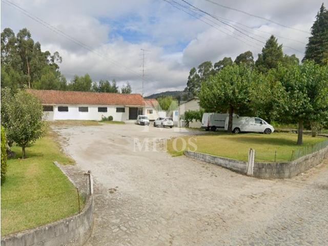 Moradia com Armazém em Terreno de 2.094 m²