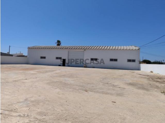 Armazém com 400m2 e logradouro com 1.000m2