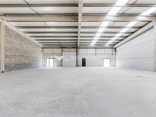 Armazém Comercial – 500 m² | Entre Marinha Grande e Leiria