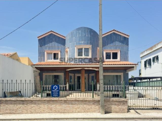 Moradia com cave e mezanino na Quinta do Anjo