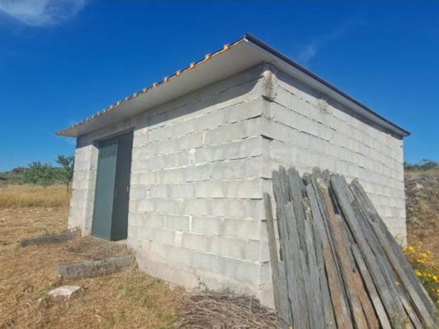 Armazém e terreno agrícola em Estevais, Torre de Moncorvo