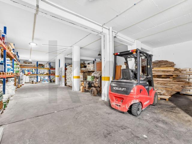 Armazém / Espaço Comercial com Escritórios Modernos e Garage. 392m² Campanário