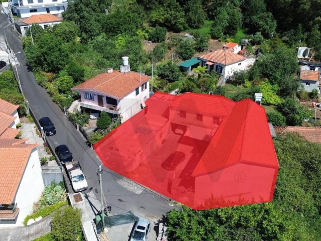 Armazém / Espaço Industrial – 425 m² De Área Bruta De Constr. 423m² Camacha