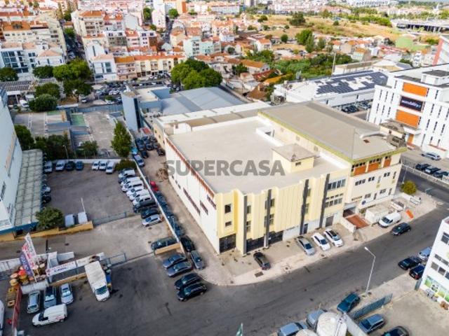 Armazém Industrial com 5 Pisos no Prior Velho, Loures