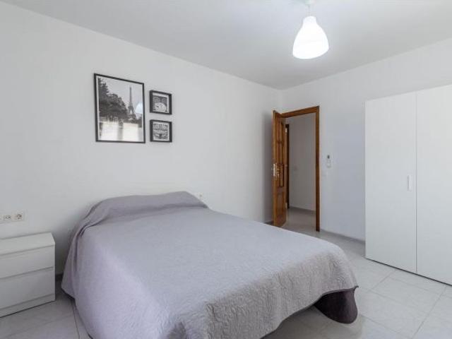 Armilla. Se alquila bonito piso amueblado de 2 dormitorios y habitación de usos múltiples
